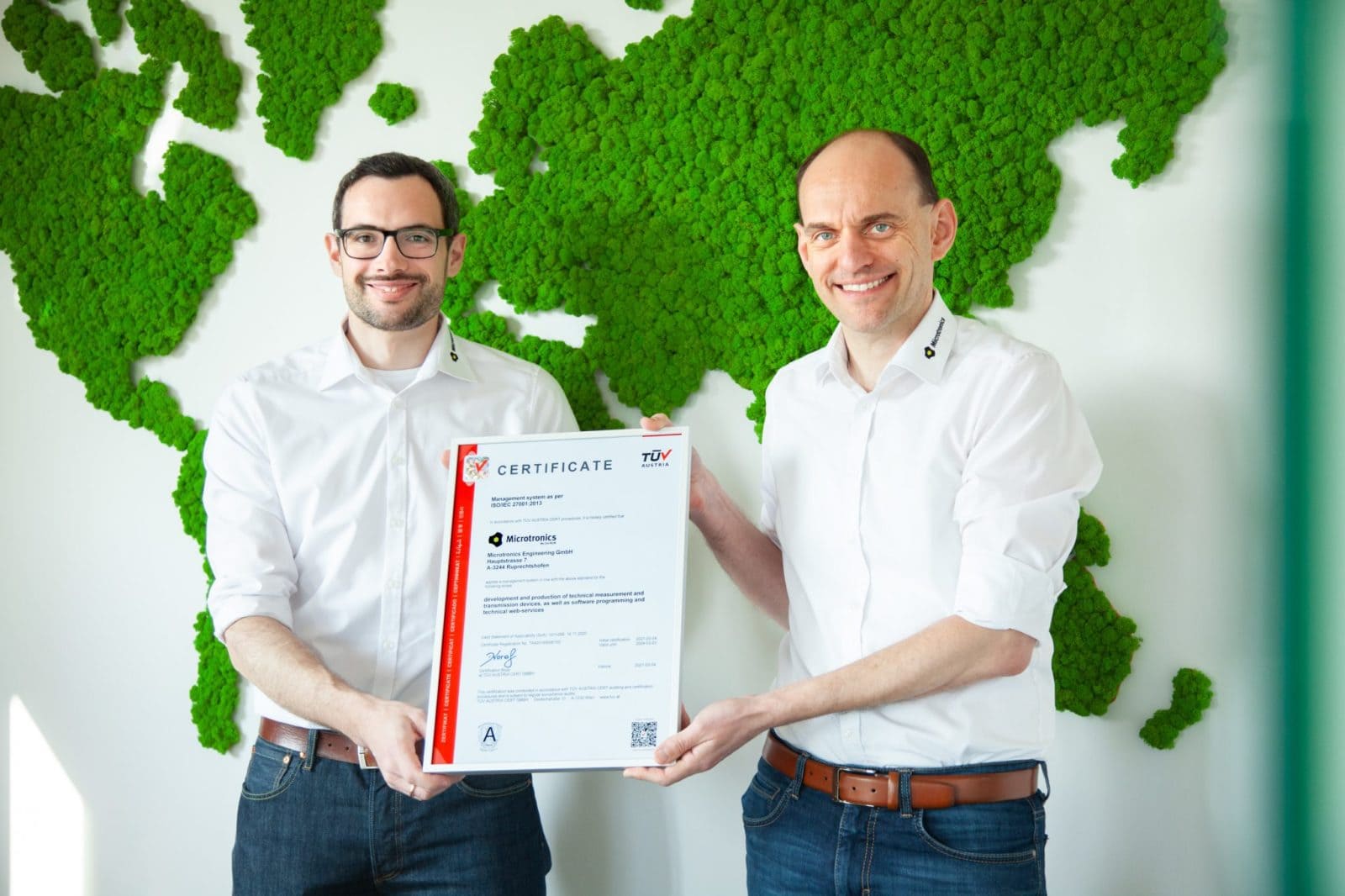 Klaus Potzmader (CICO) und Hans-Peter Buber (CEO) mit der ISO/IEC 27001 Informationssicherheit Zertifizierung